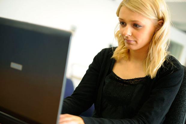 girl looking confused at computer